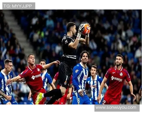 瓦伦西亚三比一击败西班牙人，成功保级震撼全场